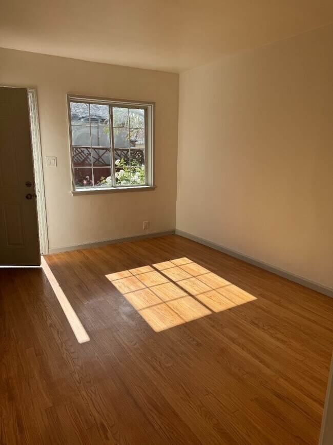 Building Photo - 14550 Moorpark St