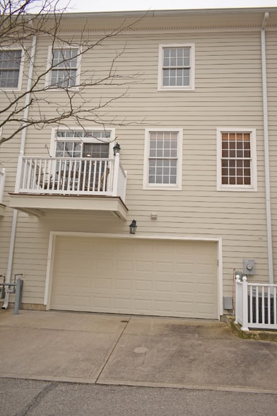 Building Photo - 2044 Broughton St