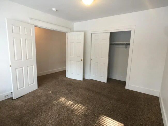 Building Photo - 729 E Linden Ave