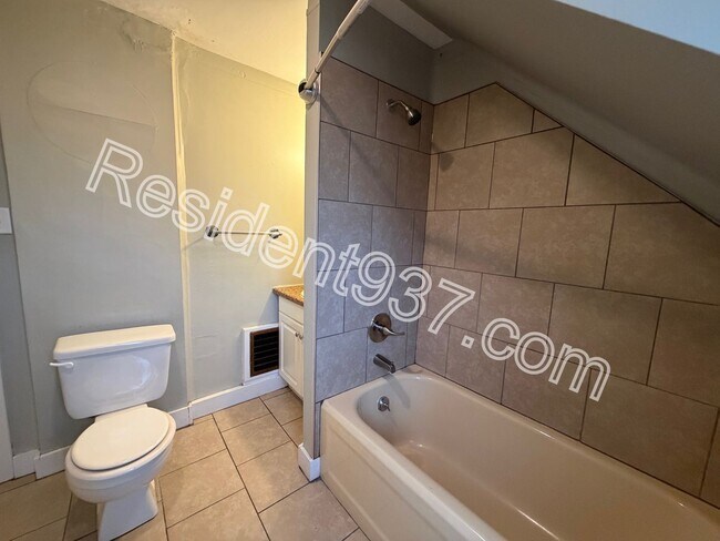 Building Photo - Spacious 3 Bed 2 bath Home