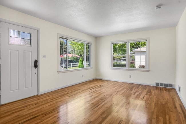 Building Photo - 3-Bed 2-Bath Home with Detached Studio Apartment!