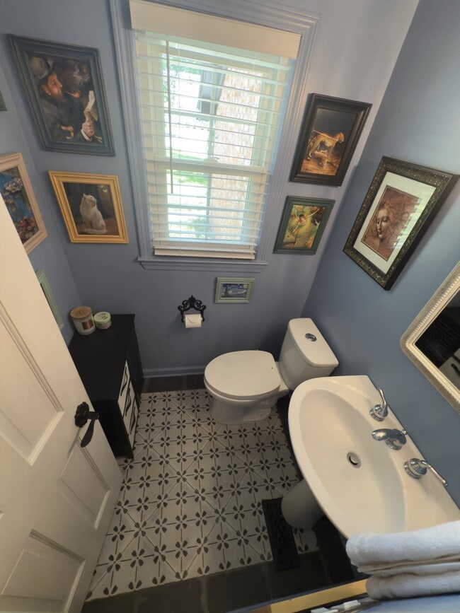 Building Photo - 989 Colonial Dr