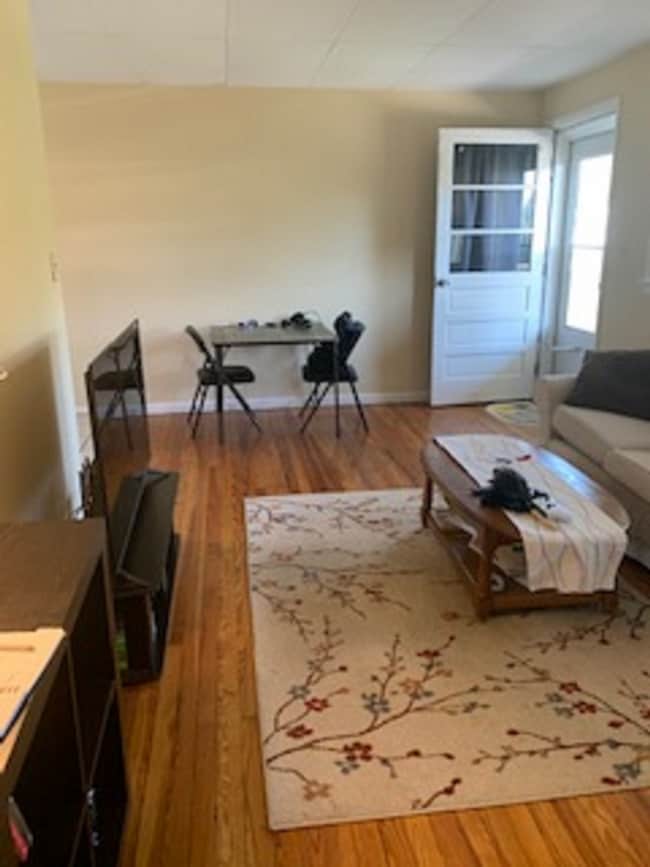 Building Photo - Two bedroom one bath close to law school