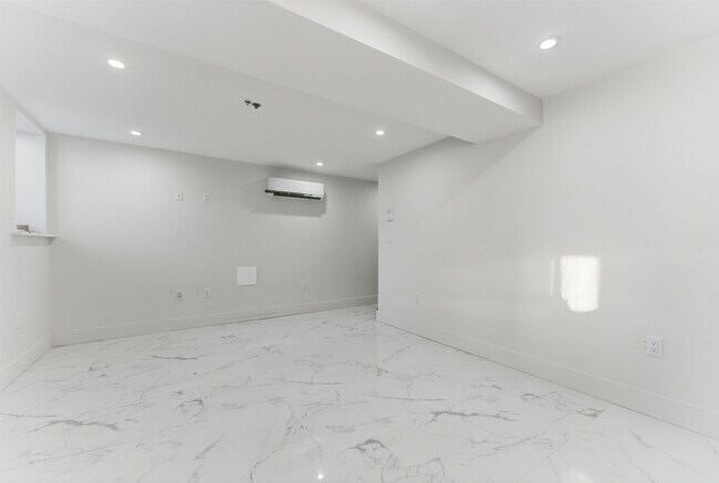 Building Photo - 821 18th St