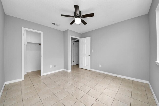 Building Photo - 2622 Heather Knoll Dr