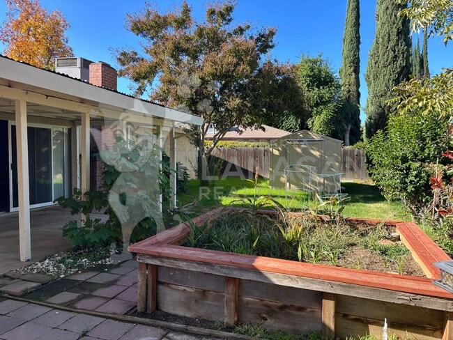 Building Photo - 3 Bedroom/ 2 Bathroom home