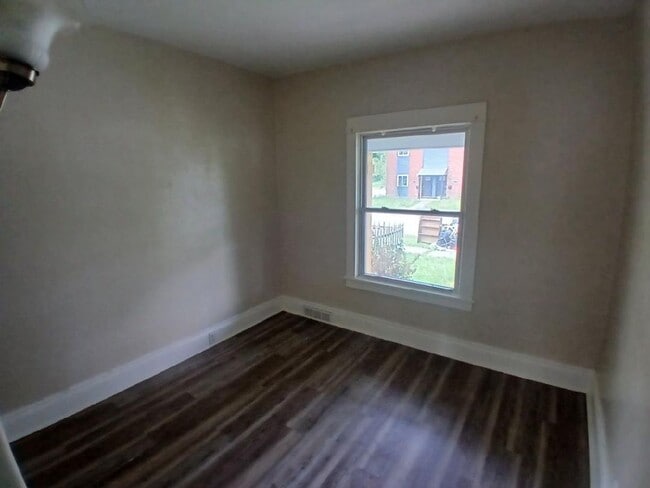 Building Photo - 4 Bed 1 Bath