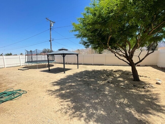 Building Photo - Large 4 Bedroom 2 bath Home in Chocolate Drop Neighborhood