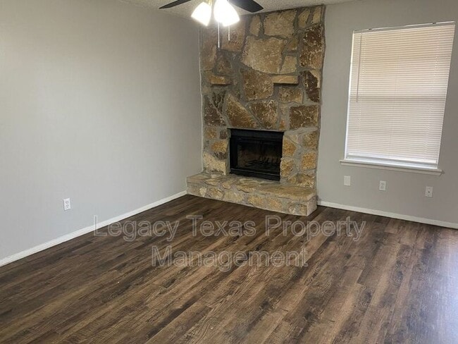 Building Photo - 1604 Sun Valley Dr