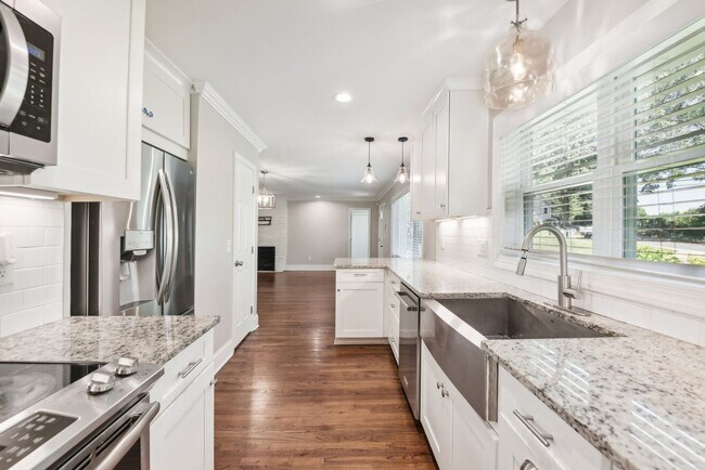 Building Photo - Charming 3BR House in Charlotte