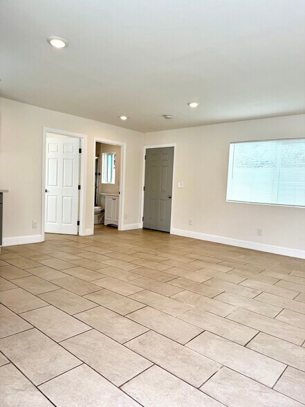 Building Photo - 6515 White Oak Ave