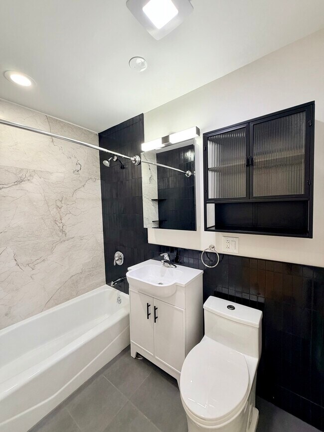 Building Photo - 526 W Roscoe St