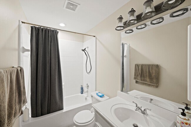 Building Photo - 2605 W Dallas St