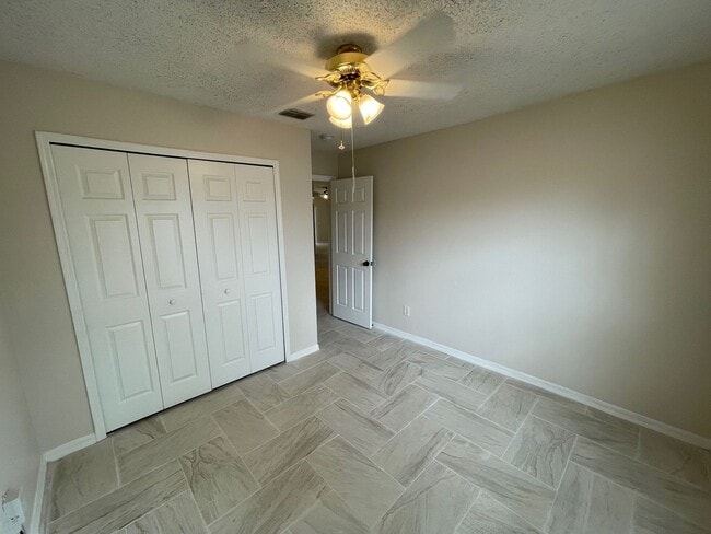 Building Photo - 3 Bedroom/2 Bathroom Single Family Home