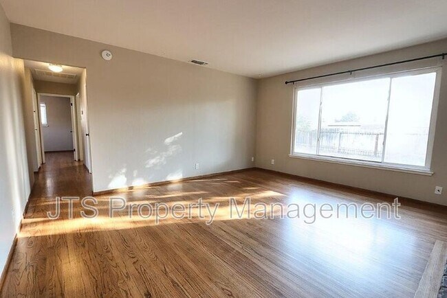 Building Photo - 10624 Chardonay Dr