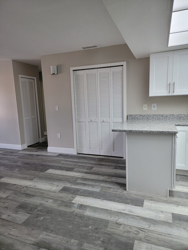 Building Photo - 5008 Manatee Ave W