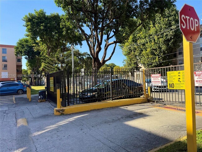 Building Photo - 1850 W 56th St