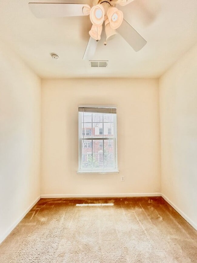 Building Photo - Welcome to the desirable Howard Square