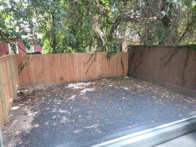 Building Photo - 1714 Mary St