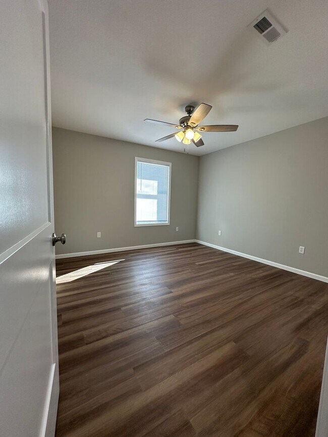 Building Photo - 1121-MF4-E