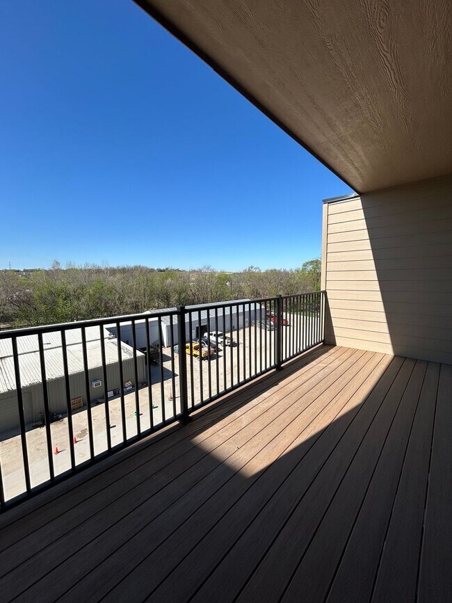 Building Photo - Elkhorn Landing Rentals (20605 Elkhorn Dr.)