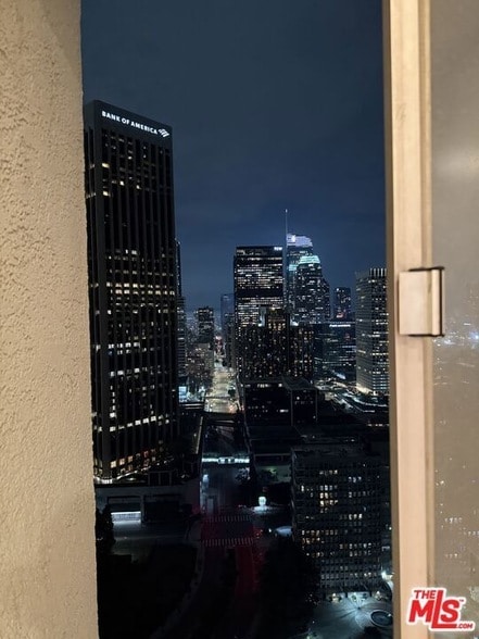 Building Photo - 800 W 1st St