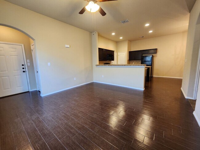 Building Photo - 3/2/2 Duplex Close To Creekside Shopping C...