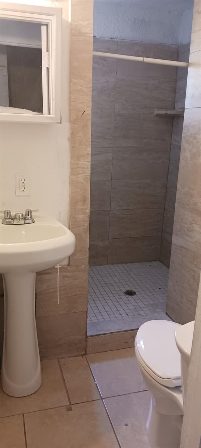 Building Photo - 725 N E St