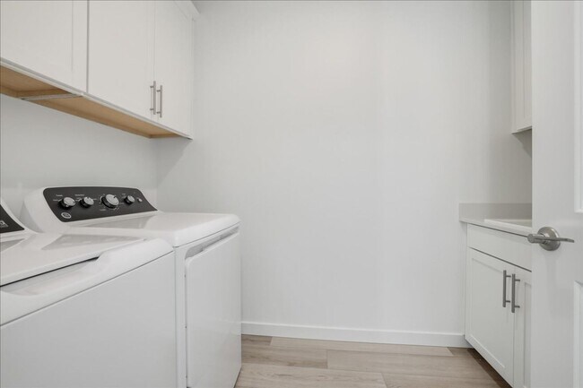 Building Photo - Brand new 3 bed 2.5 bath townhouse