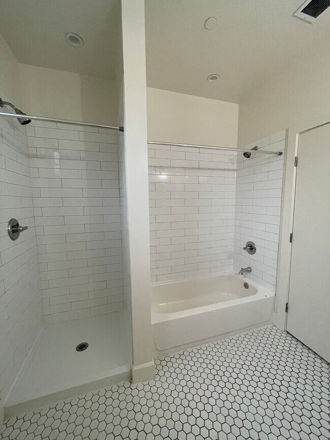 Building Photo - 1/2 Off First Month's Rent, 6Bdrm, 3Bath