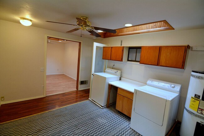 Building Photo - Shoreline 3 bedroom/1 bath