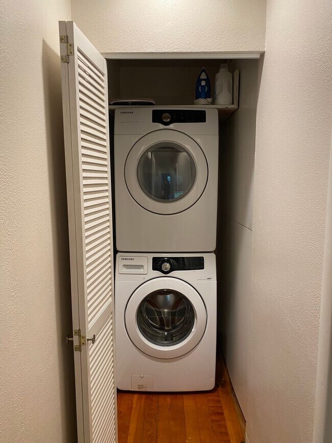 Building Photo - Available May 1st!  Bright Charmer in downtown Chico