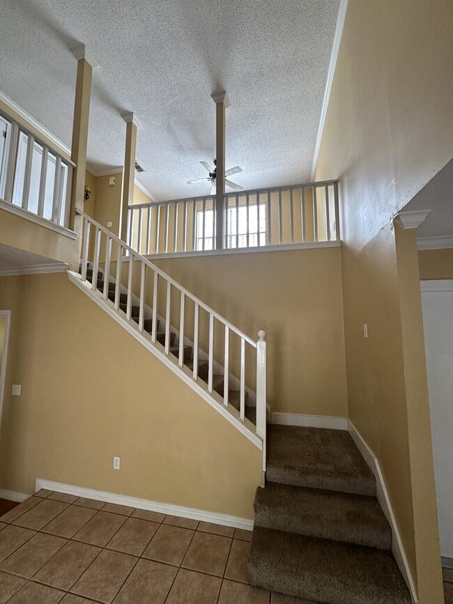 Building Photo - 924 Lawton Ct
