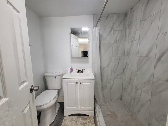 Building Photo - Cozy, clean, stove, fridge, and washer/dryer