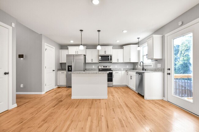 Building Photo - Pet Friendly Three Bedroom!