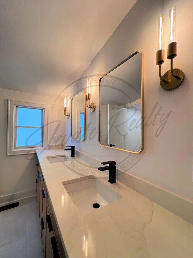 Building Photo - Modern Elegance in the Heart of Nashville ...