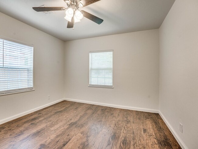 Building Photo - 4 bedroom 2 bath home in Shawnee!