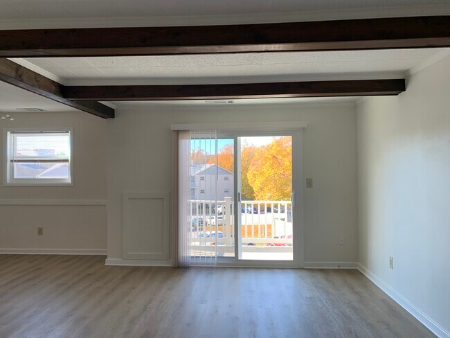 Building Photo - 11 Warren Lodge Ct