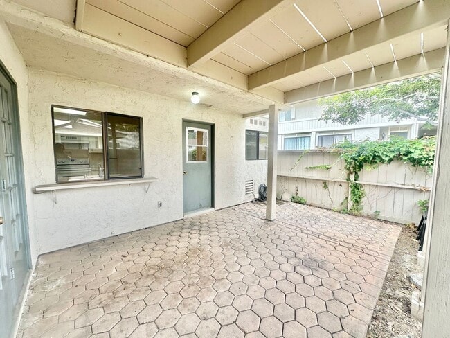 Building Photo - Spacious Condo with A Large Patio and Upstiars Balcony! Parking and Water Included!