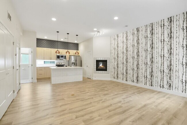 Building Photo - 1 Month Free - 2 Bed Room / 2.5 Bath - Roo...