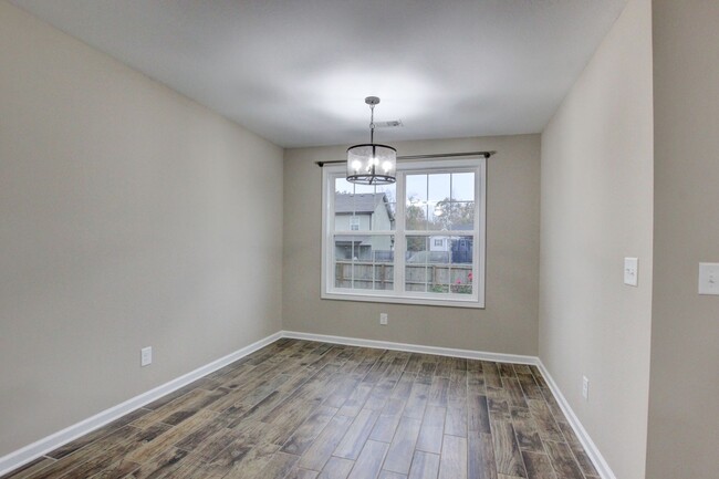 Building Photo - Fresh and Clean 3 bed 2 bath.  Sweet layout!