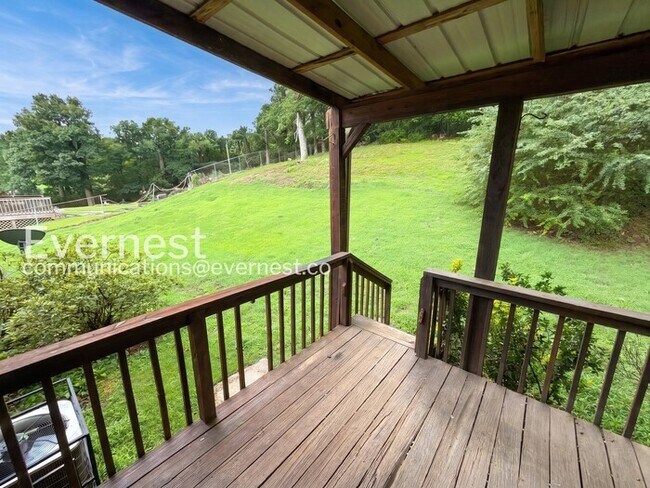 Building Photo - 3 Bed, 2 Bath Home with Garage / Pet-Friendly / Vouchers Accepted / Available Now!