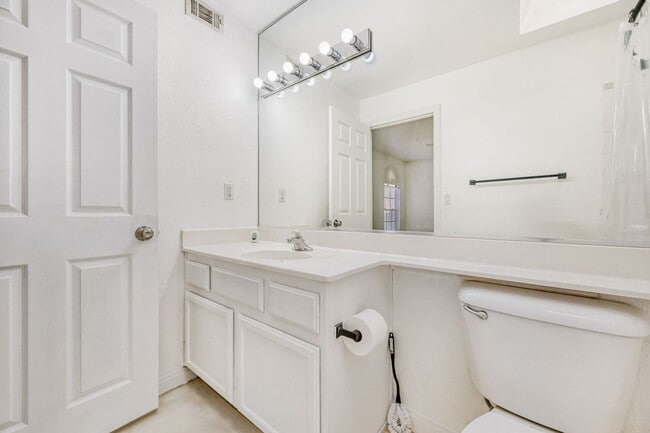 Building Photo - Upgraded 2 Bedroom Condo in a Gated Community!