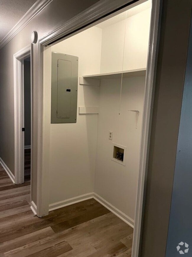 Building Photo - Available NOW – Renovated 3 Bedroom, 2 Bat...