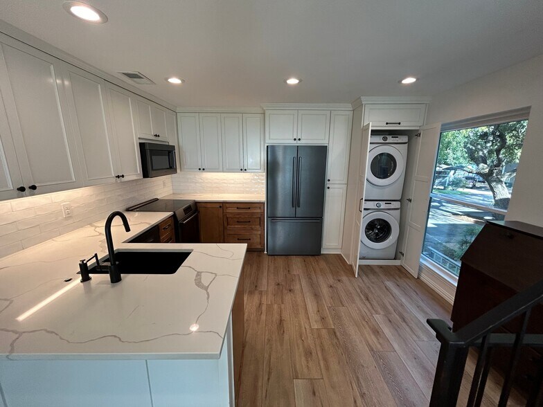 Building Photo - 300 Rush Creek Dr