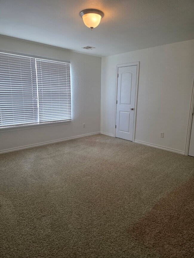 Building Photo - Come make this lovely 4 bedroom 2 bath, 2+...