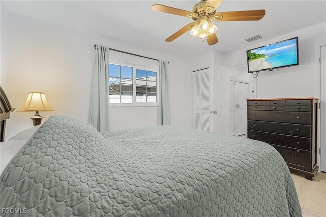 Building Photo - 116 1st St