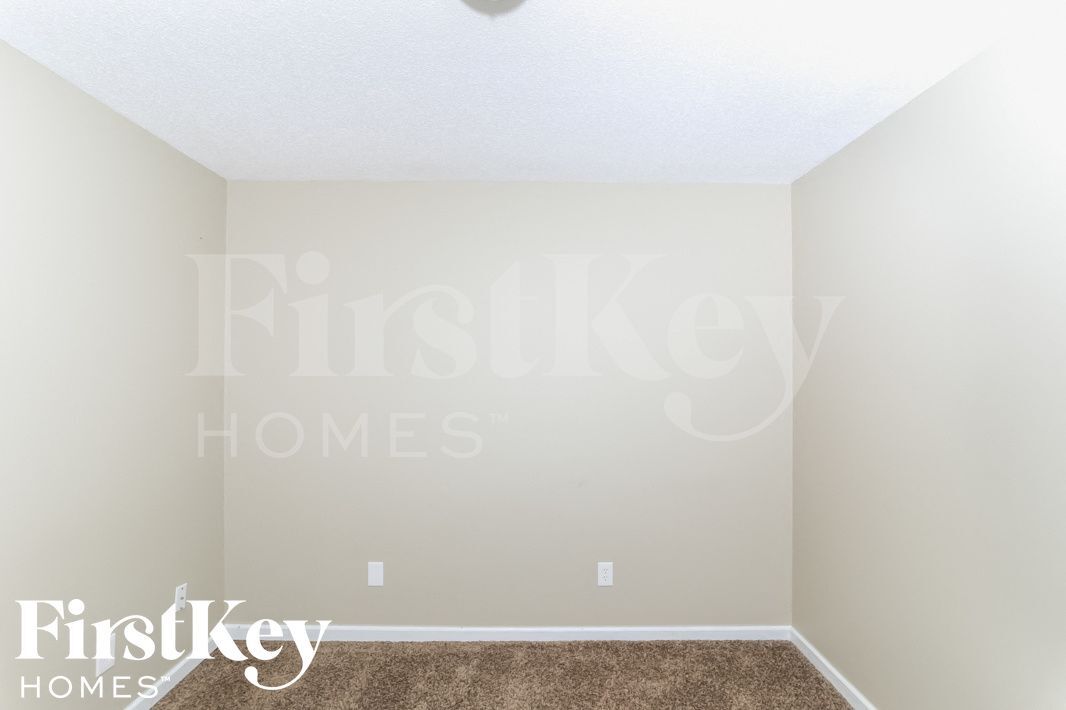 Building Photo - 8491 Highland Glen Cir N