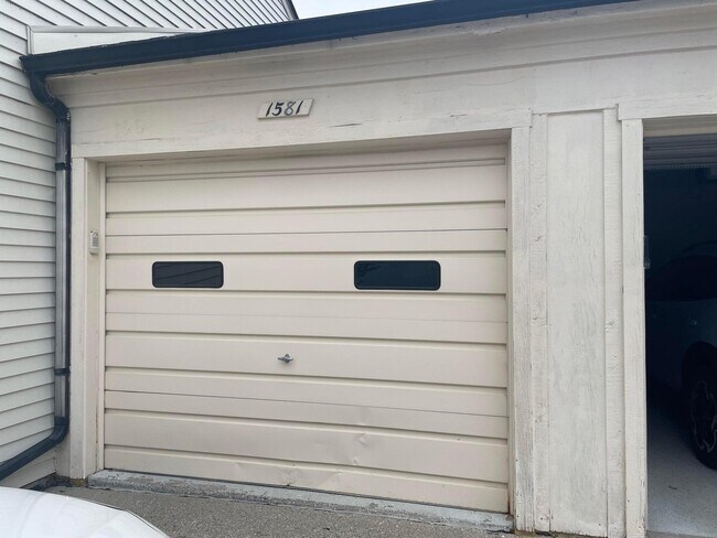 Building Photo - 1581 Dover Hill N