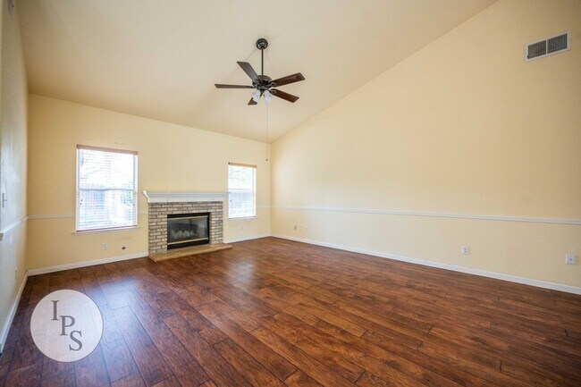 Building Photo - SOLAR!!!!  Fresno NorthEast Home, 4BR/2.75...